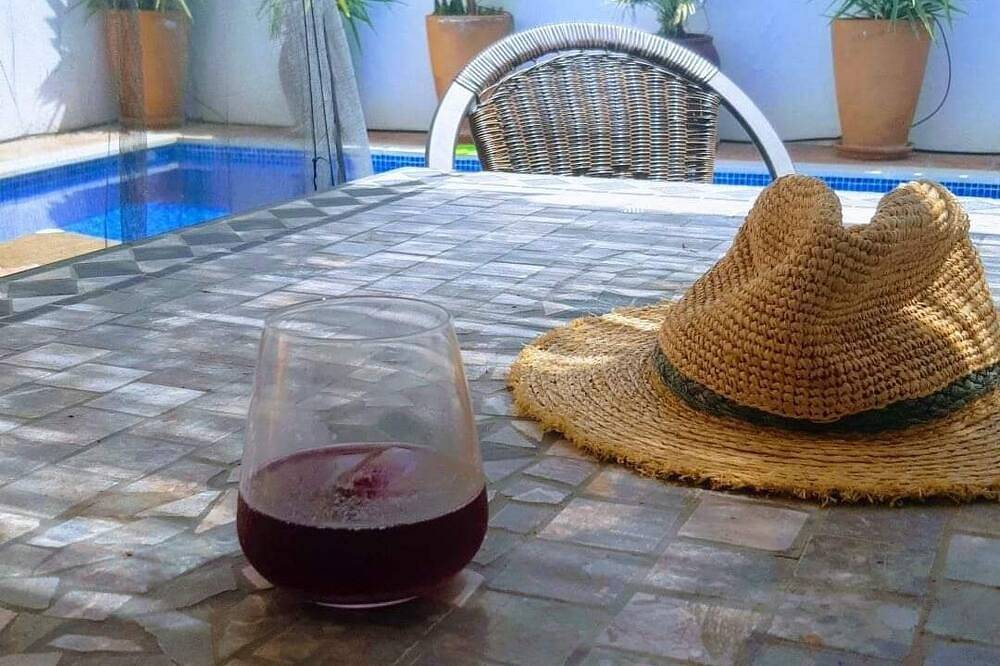 Fantastic 4 bedroom House private pool on G7 30 mins to Granada and the beach in Albuñuelas, Provincia de Granada