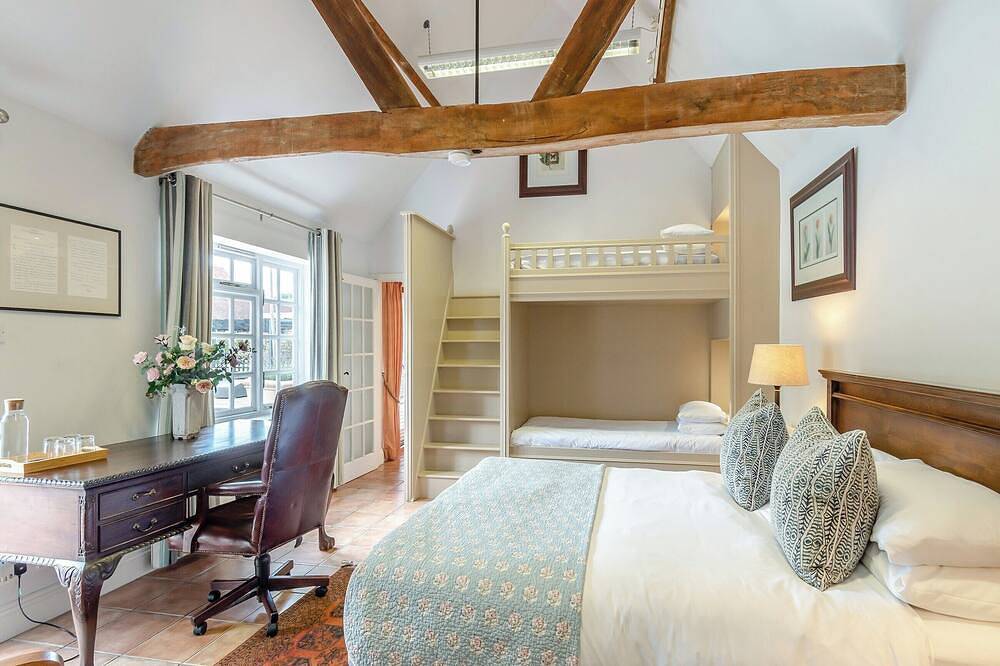 The Cottage - Uk49370 in Woking, Surrey