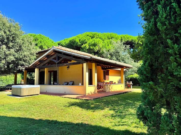 Villa per 8 persone, con idromassaggio e giardino, adatto a famiglie con bambini a San Vincenzo