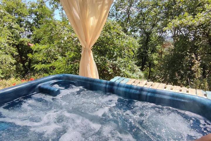 Gîte pour 2 personnes, avec Jacuzzi et Terrasse ainsi que Jardin et Piscine à Rillieux-la-Pape