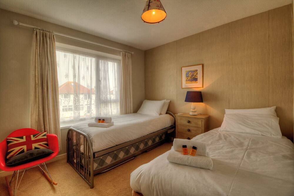 Sea Breeze Haven | 4 Beds with Stunning Views! in Hayling Island, Havant