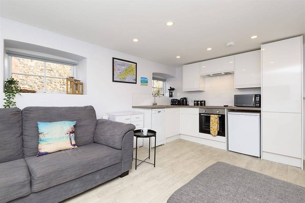 Moderne Wohnung im Stadtzentrum, zwei Minuten vom Strand entfernt mit Parkplatz. in Looe, Cornwall