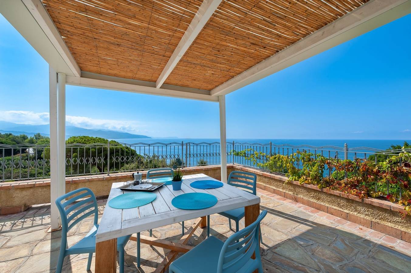 Ganze Wohnung, Apartment „Blu“ mit Meerblick, Wlan und Klimaanlage in Cilento
