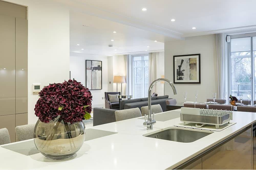 Entire apartment, Exclusive Two-Bed Flat on Iconic Park Lane in London, South East England