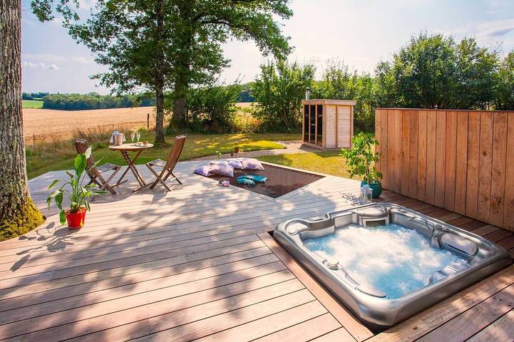 Gîte pour 2 personnes, avec jardin et terrasse ainsi que sauna et jacuzzi