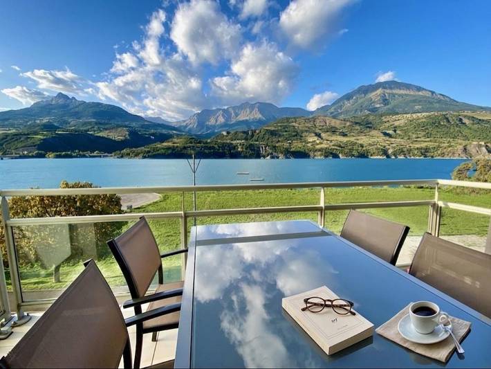 Appartement de vacances pour 4 personnes, avec balcon ainsi que vue et vue sur le lac