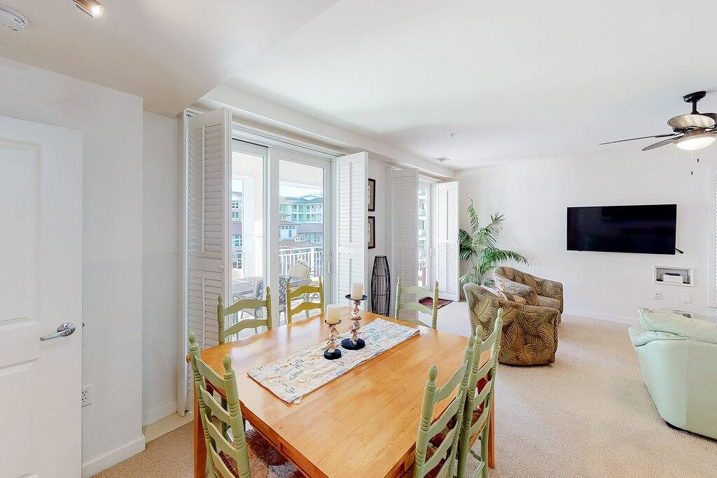 Ganze Wohnung, 2nd-floor condo with views of the ocean, balcony, outdoor pool, gym & Ac in Sandbridge, Virginia Beach