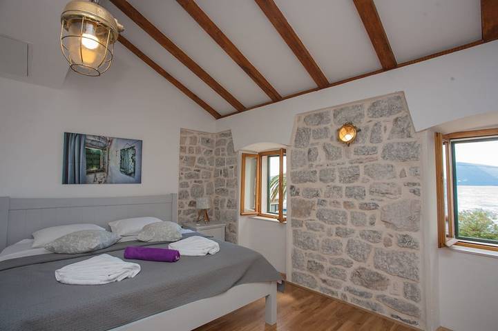 Casa independiente frente al mar.  Completamente renovado en 2017. 3 B, 2Hab in Tivat, Bay of Kotor
