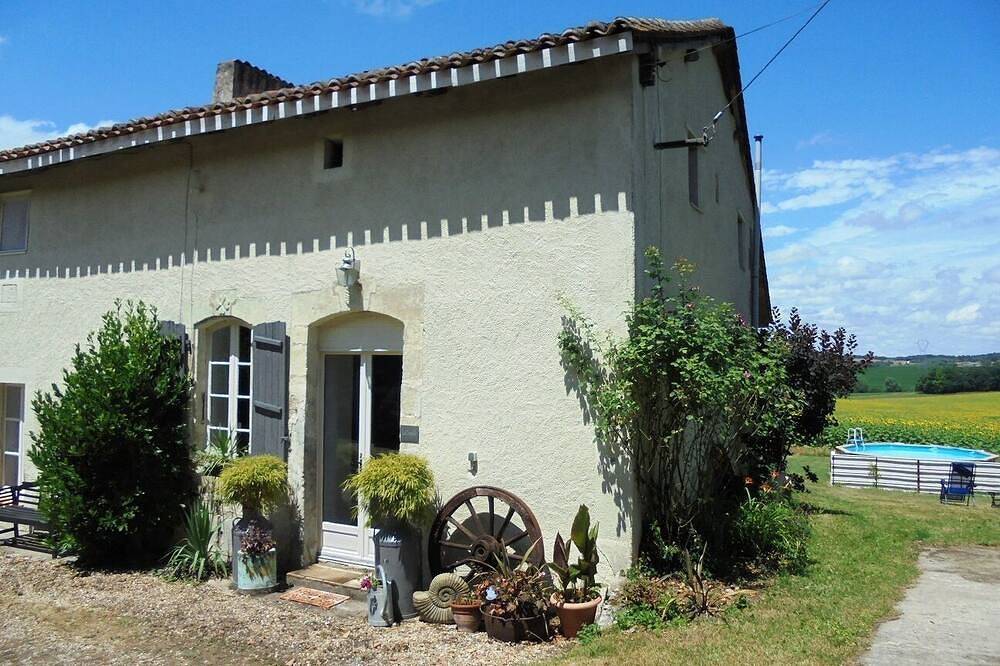 Gîte de 2 chambres de caractère et spacieux, pour 4 personnes avec piscine dédiée in Pillac, Charente