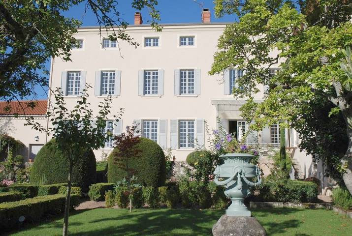 Maison d’hôte pour 2 personnes, avec vue et jardin ainsi que piscine et terrasse à Ambierle - 4