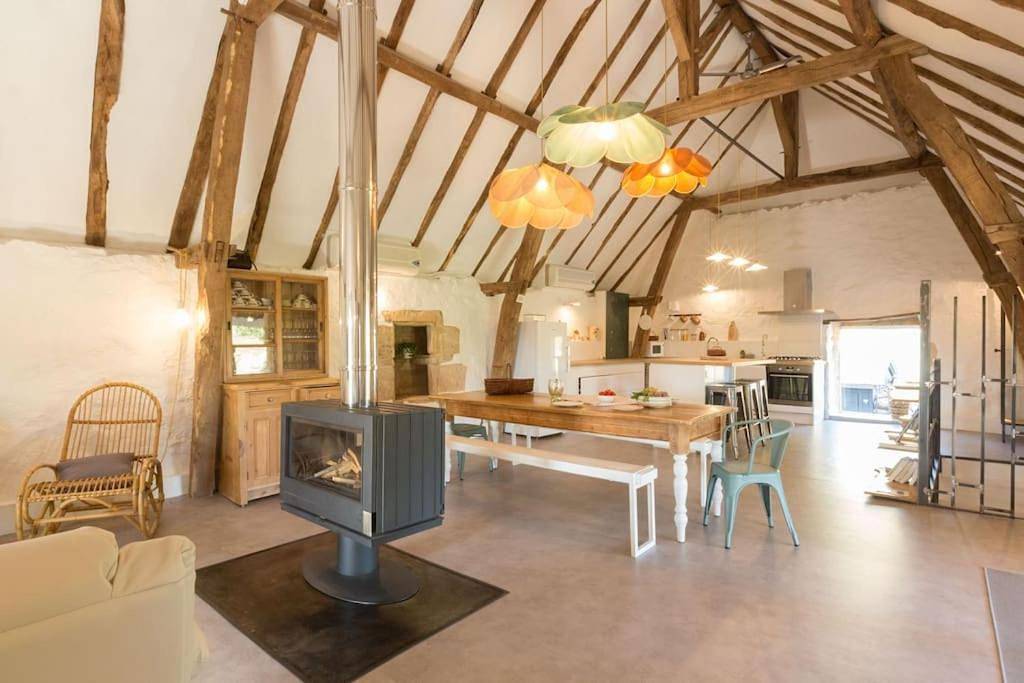 Maison Bons Jours. Grange traditionelle avec piscine in Perpezac-le-Blanc, Région de Brive-la-Gaillarde