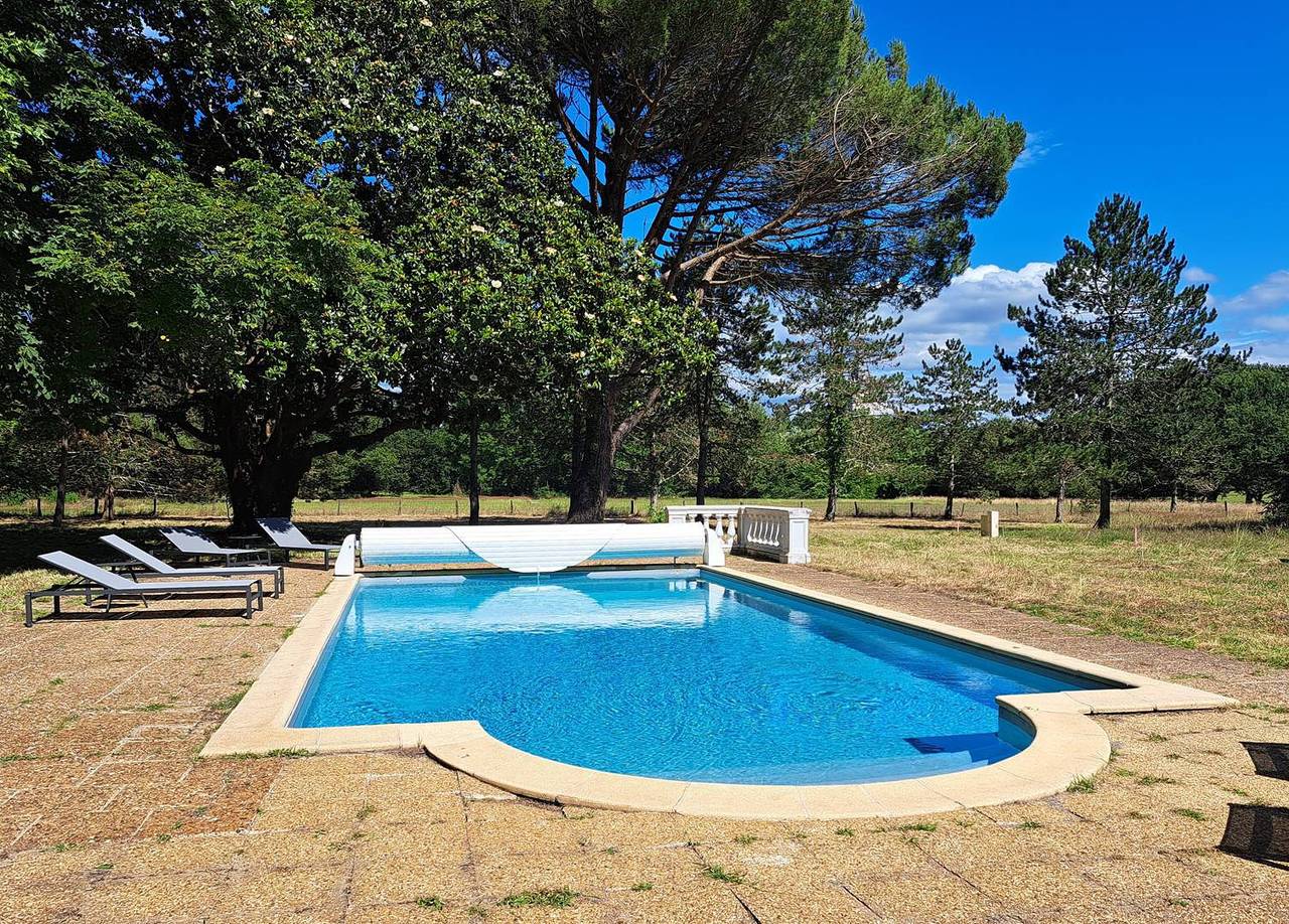 Apartamento vacacional entero, Prestigiosa casa con piscina a pocos minutos del océano in Saint-Julien-en-Born, Côte d’Argent