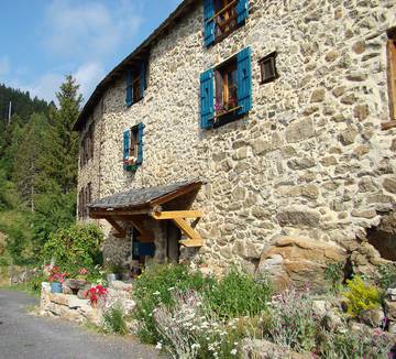 Gîte pour 10 personnes, avec jardin à Ayguatébia-Talau