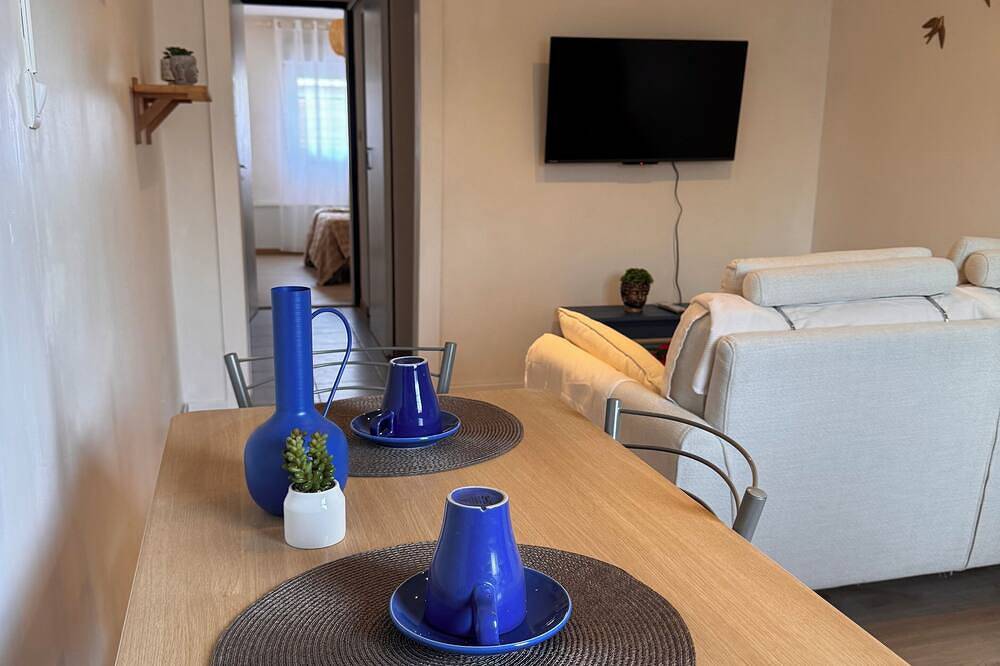 Entire apartment, Apartment La Petite Bleu in Pessac, Bordeaux region
