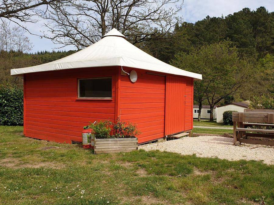 Camping Coeur d'Ardèche - Tente en toile et en bois 4 personnes - La Cabane 16m² (2 chambres) sans sanitaires 4 pers in Saint-Vincent-de-Durfort, Parc naturel régional des Monts d'Ardèche