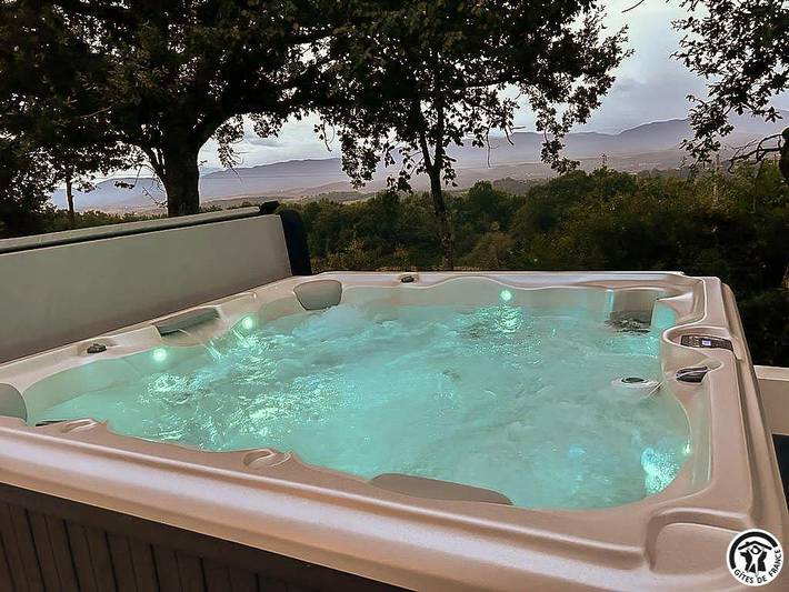 Gîte pour 6 personnes, avec Terrasse ainsi que Jacuzzi et Jardin