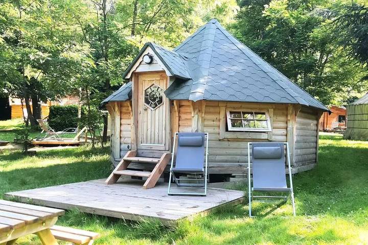 Chalet pour 4 personnes, avec vue et terrasse ainsi que sauna et piscine, animaux acceptés en Ardèche