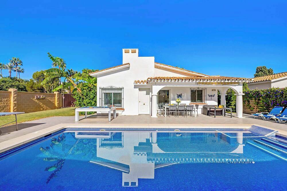 Villa Esmerelda Sun - Four Bedroom Villa, Sleeps 8 in Vilas de Costalita, Estepona