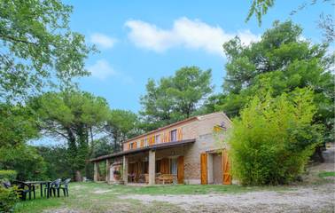 Gîte pour 8 personnes, avec jardin, animaux acceptés à Serrungarina