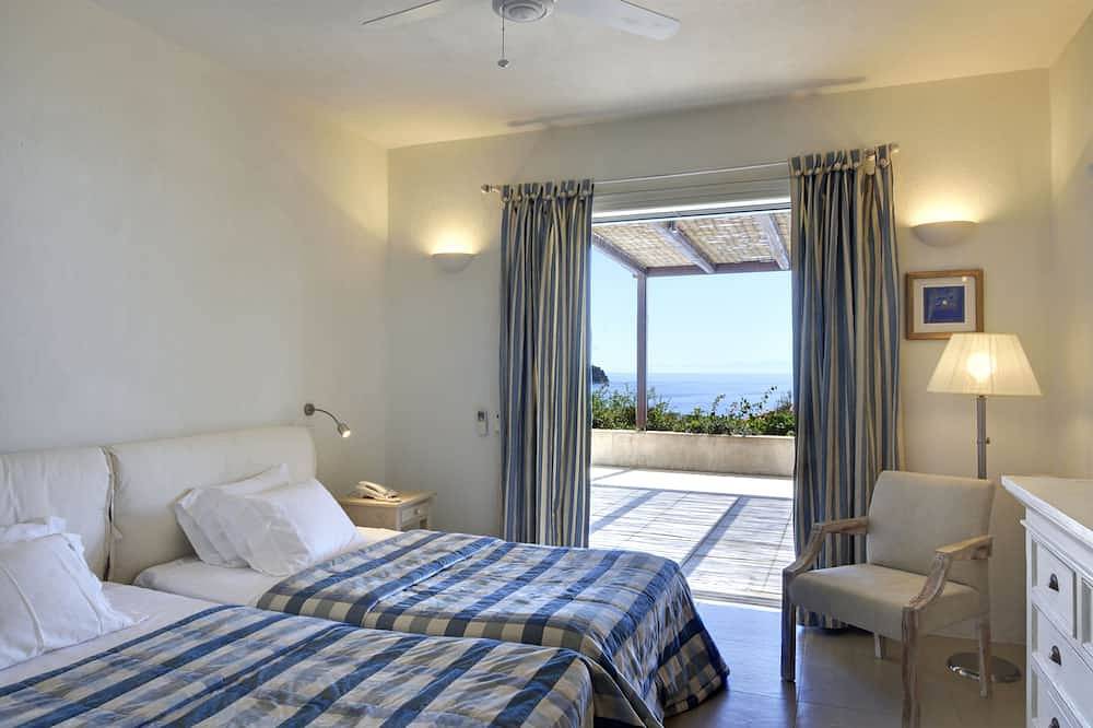 Goldielocks 6-Bedroom Beachfront Villa Skiathos in Platanias (Thessaly), Sporaderne