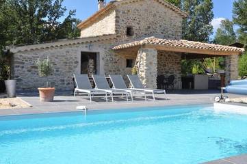 Gîte pour 4 personnes, avec piscine ainsi que jacuzzi et jardin à Saint-Sauveur-de-Cruzières