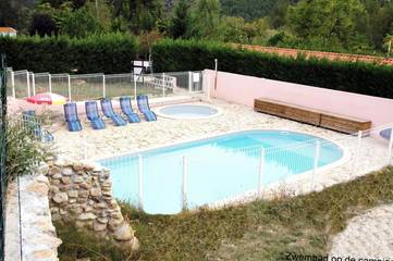 Tente pour 6 personnes, avec bassin pour enfant ainsi que piscine et terrasse, animaux acceptés dans les Pyrénées-Orientales