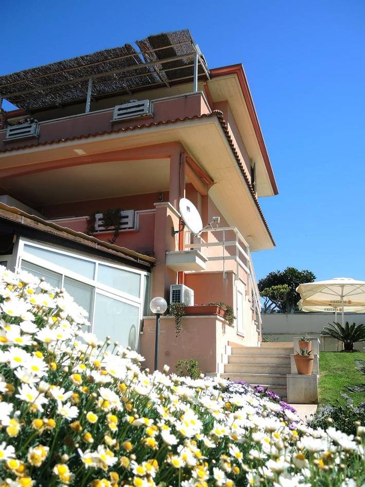B&b, con Balcone e Terrazza nonché Giardino e Panorama a Anzio