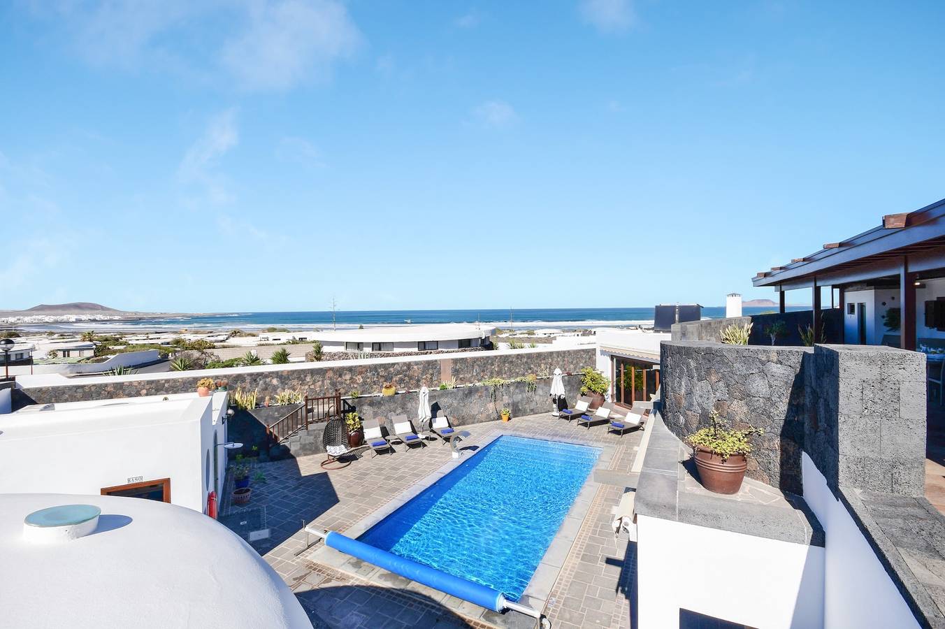 Entire apartment, Spacious Apartment “Apartamento María” with Balcony, Terrace, Garden, Pool, Jacuzzi & Sauna; Parking Available in Famara Beach, Teguise