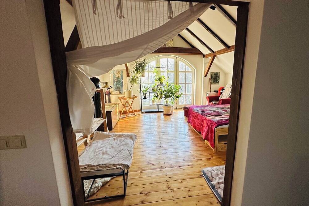 Ganze Wohnung, Romantische Dachgeschoss Ferienwohnung (bis 12 Personen) in Boitzenburger Land, Barnimerland Region