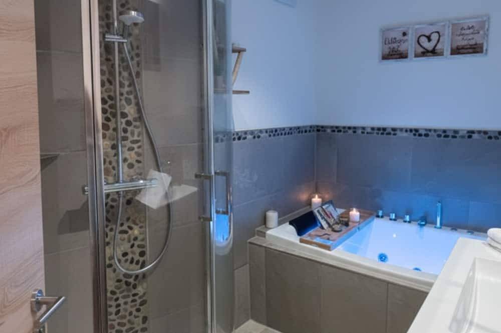 Ganze Wohnung, 🌲5*Sterne Fewo Zirbe: Wellness-Luxus mit Sauna & Whirlpool-Badewanne in Arnbruck, Ostbayern