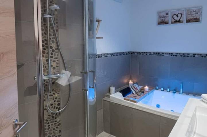 Apartamento inteiro, 🌲Zirbe 5* Vacation Rental: Luxury Wellness with Sauna & Jacuzzi Tub in Arnbruck, Baviera Oriental