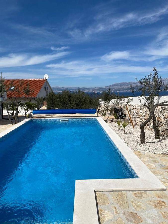 Gîte pour 8 personnes, avec vue ainsi que piscine et jardin, animaux acceptés en Croatie - 3