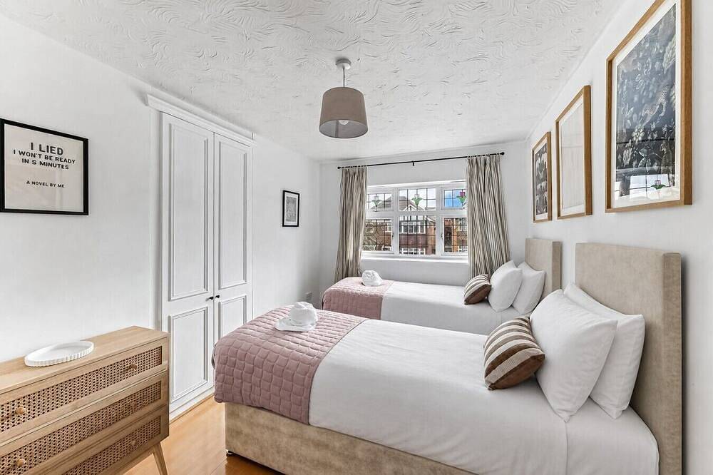 The Wiltshire •  Detached 5Br House • Driveway Parking • Work Space • Smart Tvs • By Yoko Property in Milton Keynes, Südostengland