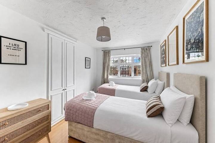 The Wiltshire •  Detached 5Br House • Driveway Parking • Work Space • Smart TVs • By Yoko Property in Milton Keynes, Südostengland