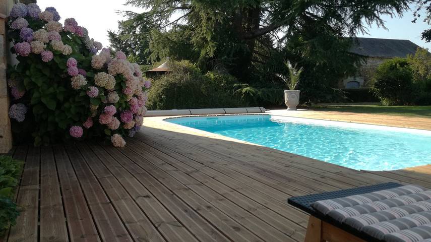 Gîte pour 6 personnes, avec jardin ainsi que terrasse et piscine à La Chapelle-Moulière