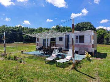 Gîte pour 6 personnes, avec piscine ainsi que vue et jardin, animaux acceptés à Arcomps