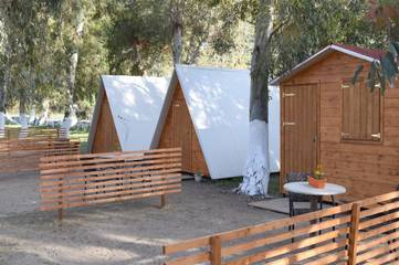 Gîte pour 2 personnes, avec terrasse ainsi que vue et jardin dans Kea