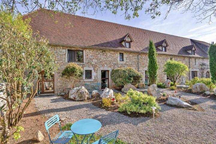 Location de vacances pour 3 personnes, avec jardin ainsi que vue et piscine, adapté aux familles à Espédaillac - 2