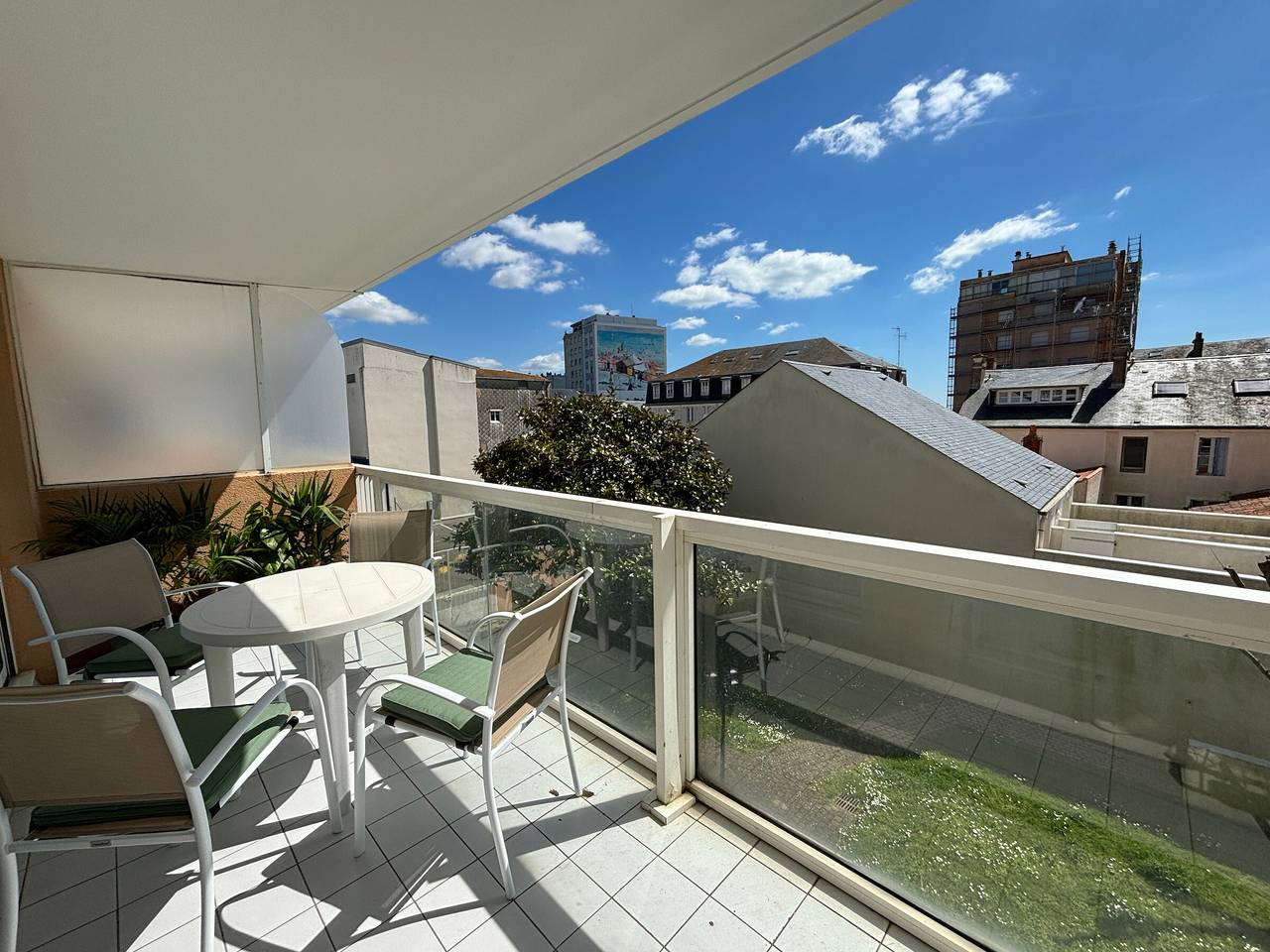 Entire apartment, Beachside 1Br Apartment with Balcony - 2 Stars - Central Les Sables-d'Olonne in Les Sables-d'Olonne, Vendée