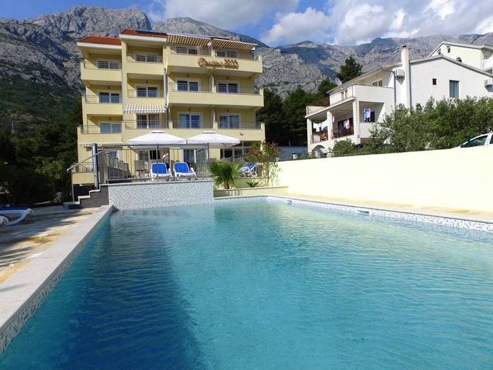 Alojamiento y desayuno para 5 personas, con vistas además de piscina y jardín - 1