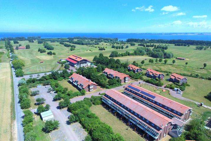 Ferienwohnung für 8 Personen, mit Balkon und Garten sowie Sauna und Seeblick in Hohen Wieschendorf