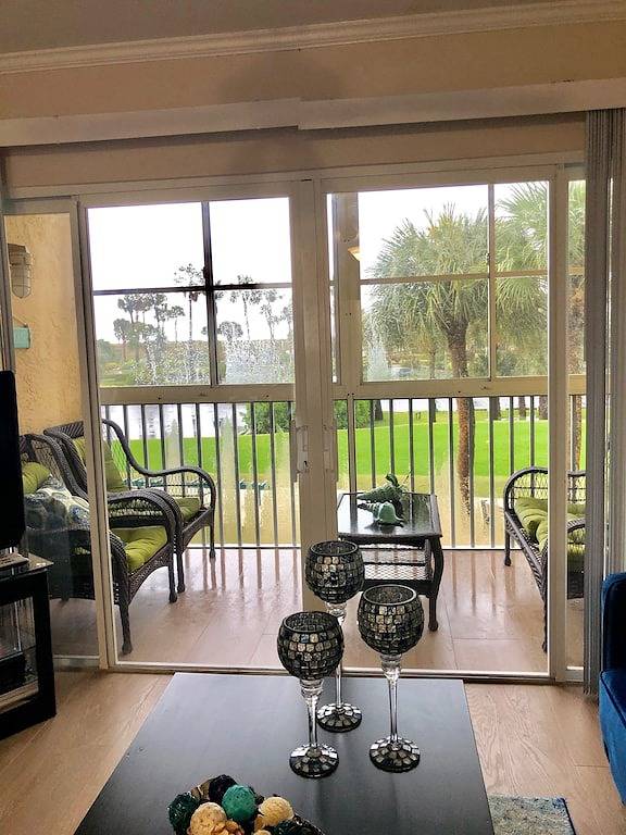 Ganze Wohnung, Chic Condo Schritte vom Strand entfernt mit allem ausgestattet, was Sie brauchen! in Fort Pierce, Hutchinson Island