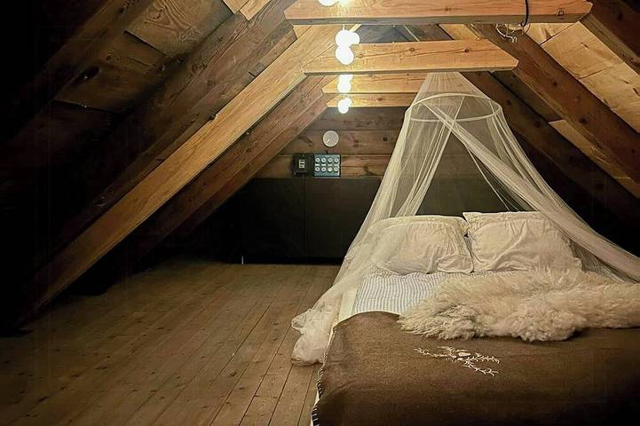 Historischer Bauernhof mit Meerblick über den Bjørnefjord in Fusa
