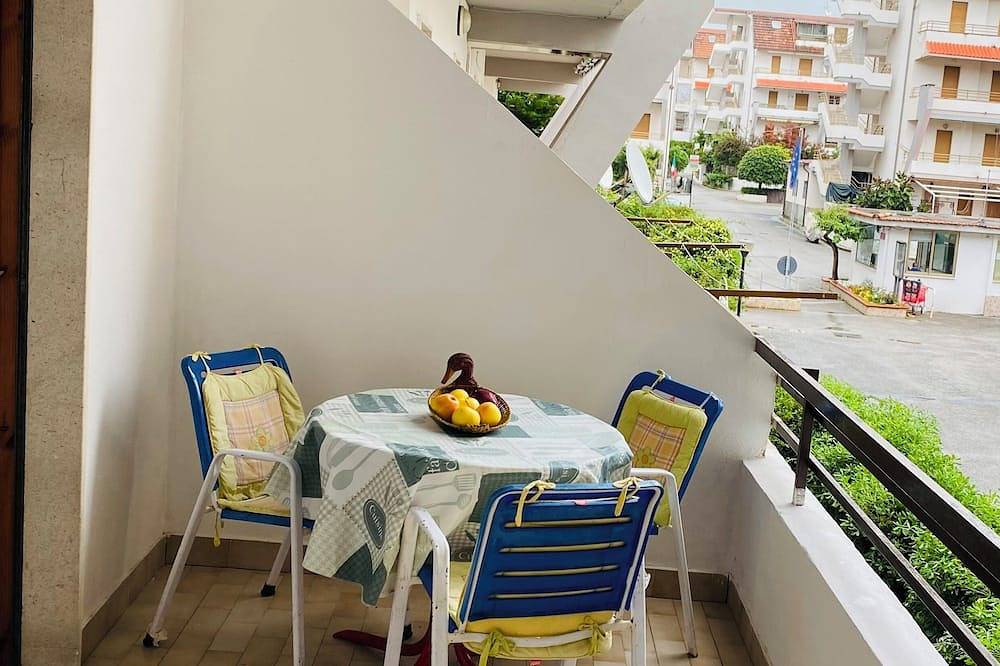 Apartamento entero, Apartamento 'Blaue Rose' con vistas a la montaña y balcón in Scalea, Costa Tirrénica Calabria