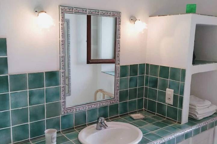 Location de vacances pour 2 personnes, avec terrasse ainsi que piscine et jardin à Lacoste - 3