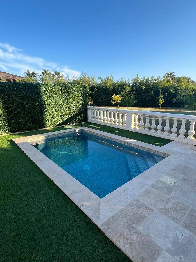 Location de vacances pour 5 personnes, avec Terrasse et Jardin ainsi que Piscine et Vue dans Parc de Vaugrenier