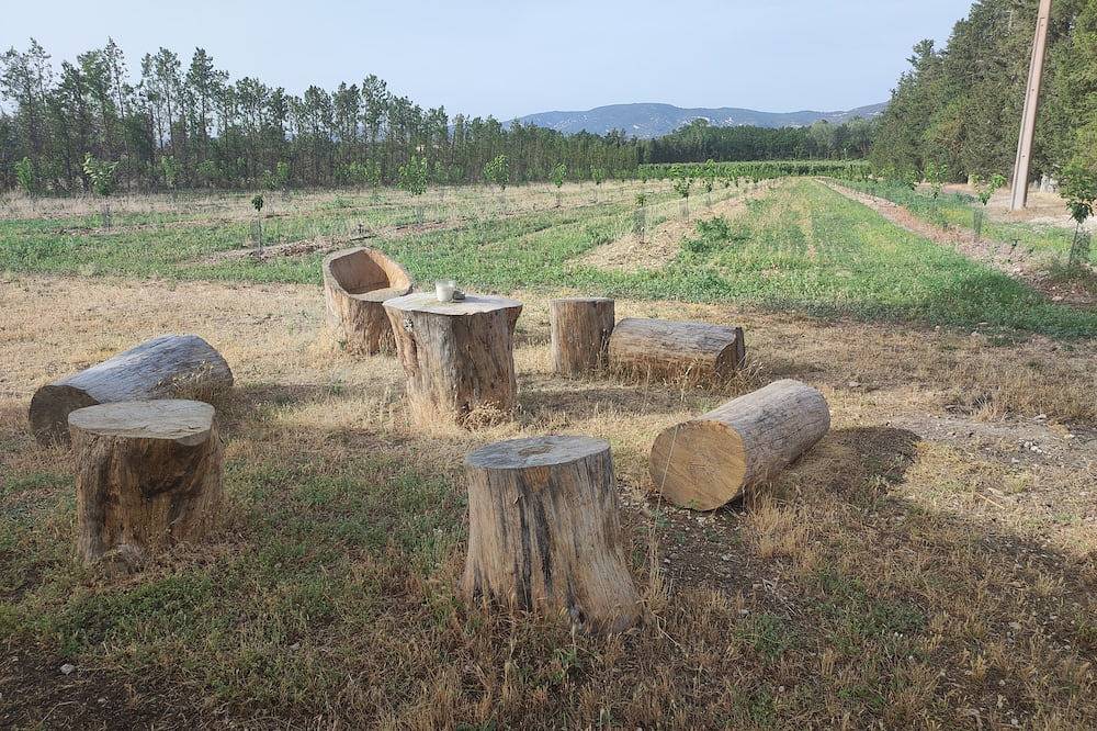 Villa in the Provencal countryside in Lagnes, Parque natural regional del Luberon
