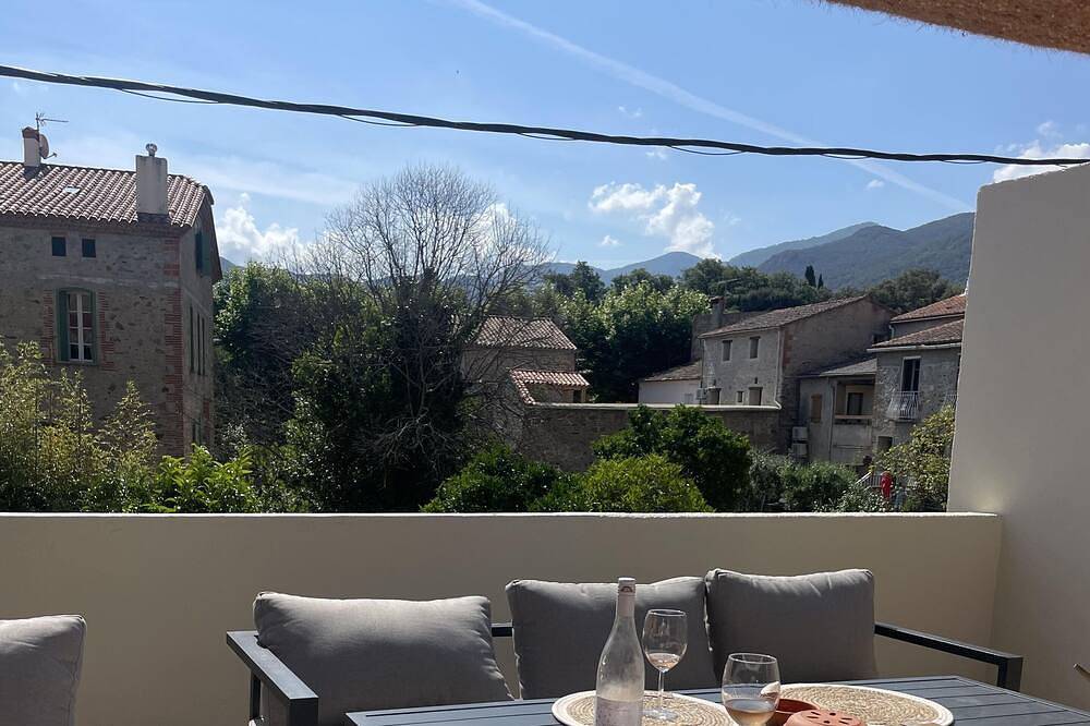 Appartement entier, Bel appartement, cœur de village et terrasse plein sud in Laroque-des-Albères, Région de Céret