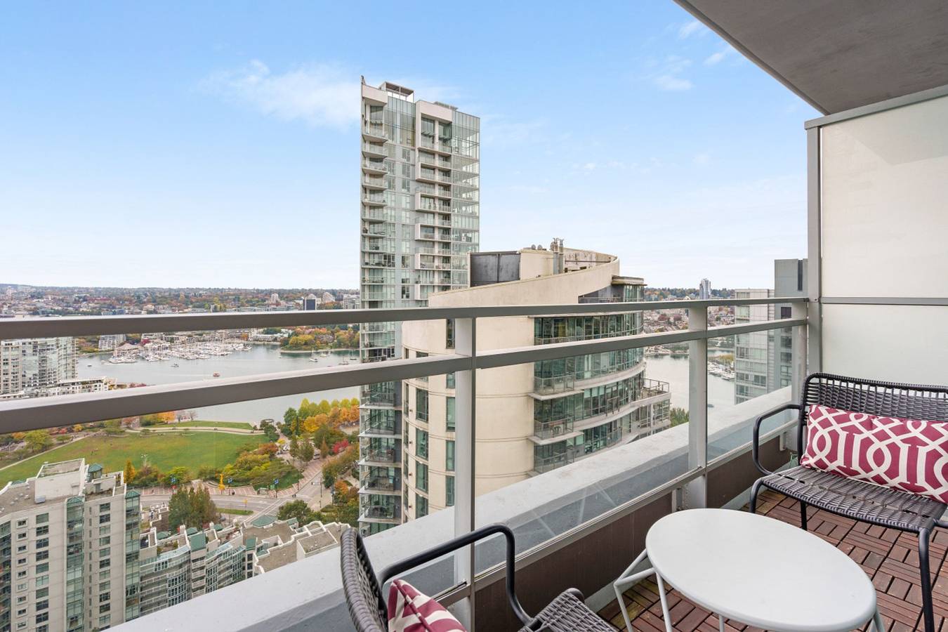 Apartamento entero, Skyline 1Br Condo | Parking, Workspace & Balcony in Vancouver, Columbia Británica