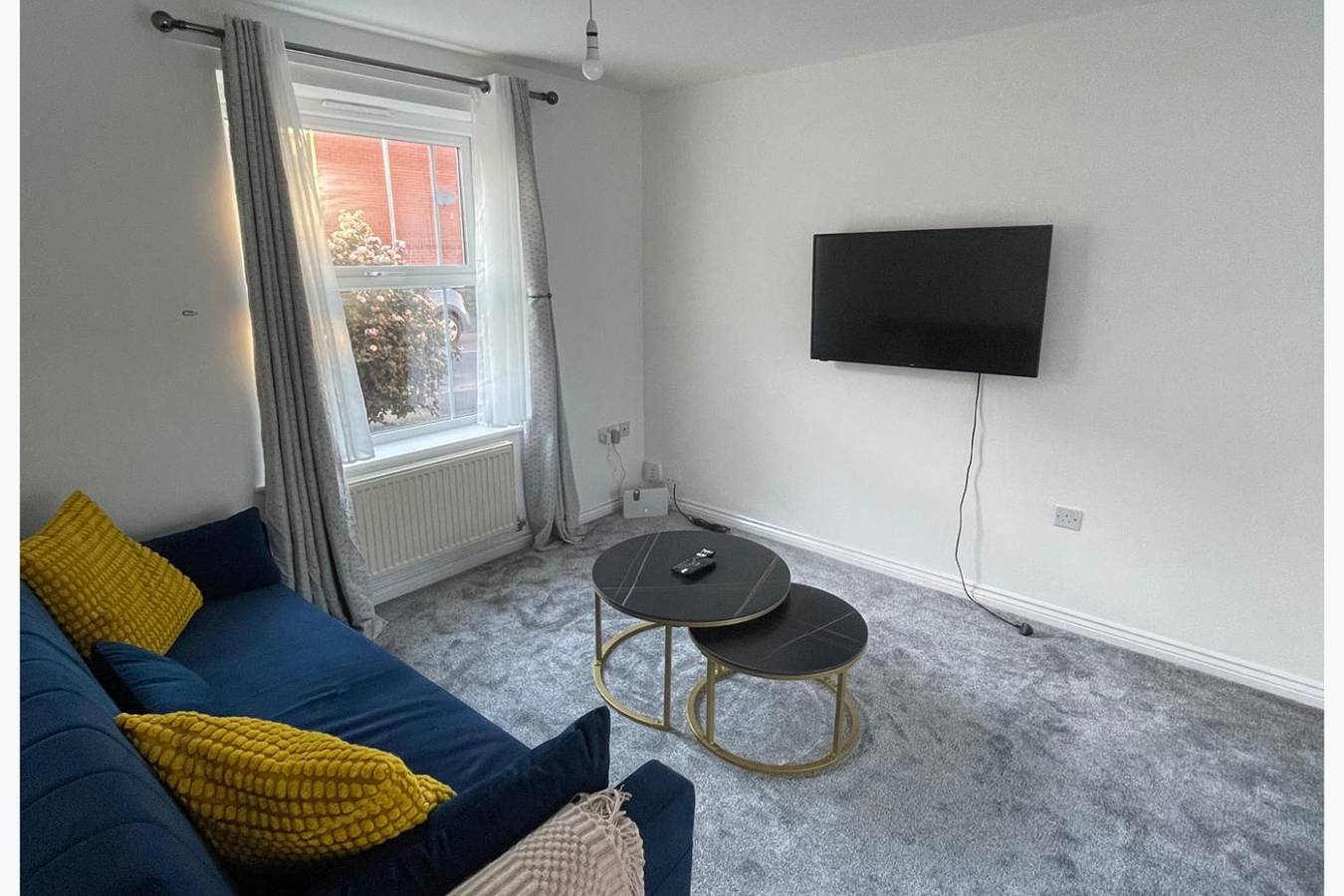 3-bed-Sleeps 5 with Garden and Parking in Corby, Northamptonshire